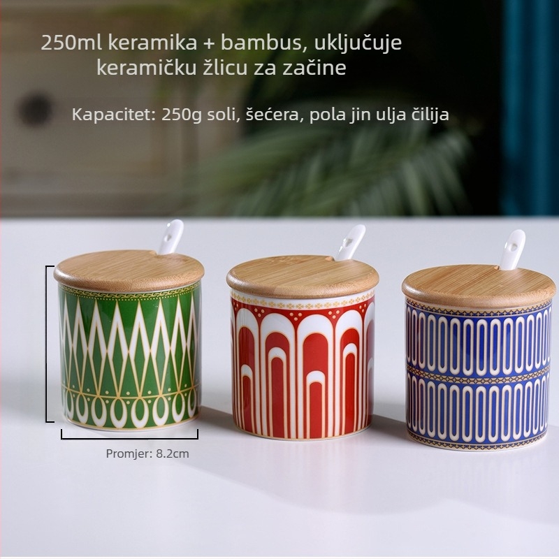 Keramički set posuda za začine: solnjak, teglica za čili ulje i teglica za šećerni umak na bambus podlozi, s porcelanskim poklopcima i žličicom