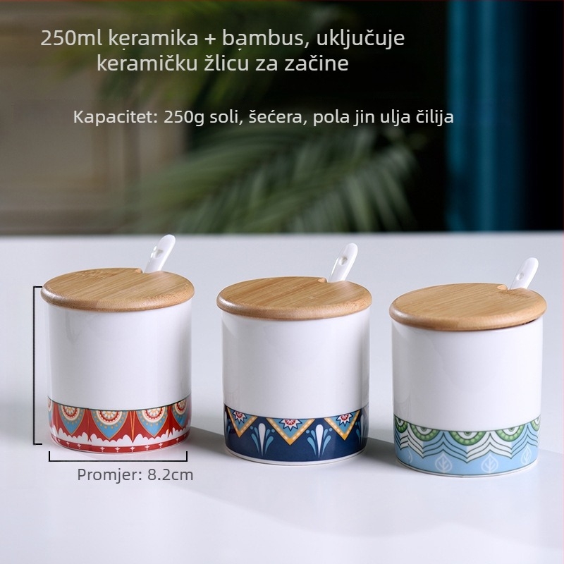 Keramički set posuda za začine: solnjak, teglica za čili ulje i teglica za šećerni umak na bambus podlozi, s porcelanskim poklopcima i žličicom