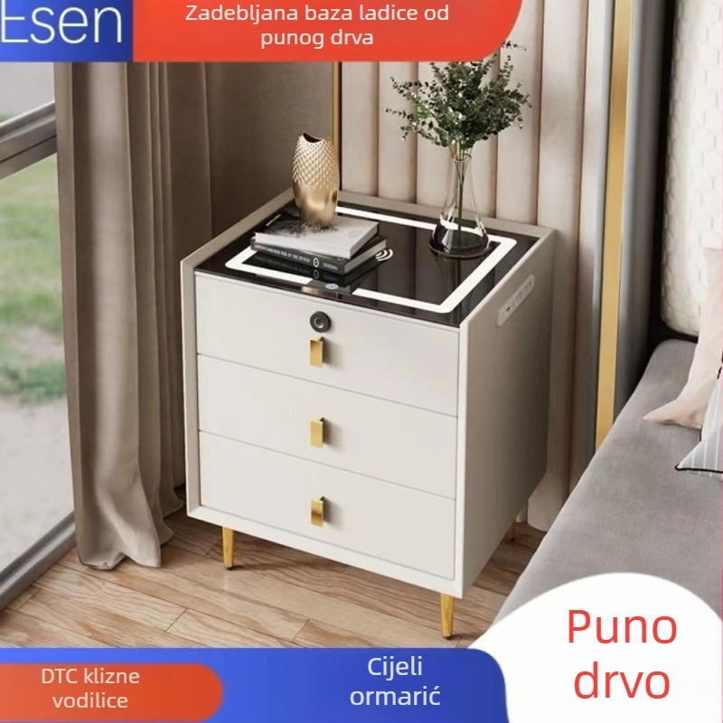 Noćni stočić od masivnog drveta s lampom i bežičnim punjenjem, moderan minimalistički dizajn spavaće sobe, ormarić za pohranu.