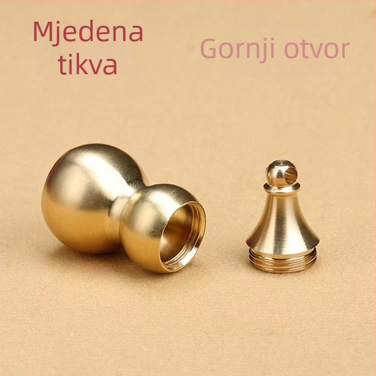 Glazirani mosazni privjesak u obliku tikve s korozijski ugraviranim natpisom i novčićima Petorice careva, otvoreni gornji i donji dizajn
