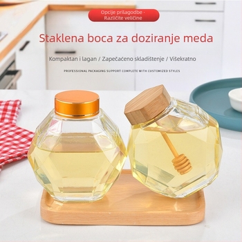 Šesterokutna staklena posuda za med sa zatvaračem od drveta i štapićem za miješanje