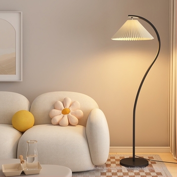 Nordijska podna lampa krem boje, plisirano sjenilo, metalno tijelo, LED