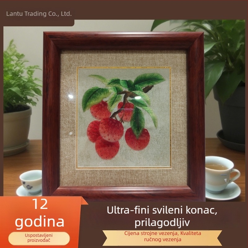 Nova izvedba: Ultra-tanka 100% svila ručno izrađena na prozirnoj gazini za stolni ukras, dvostrano strojno izvezeno, motiv srce, cvijeće/trava/lisće, veličina 18×18 cm.