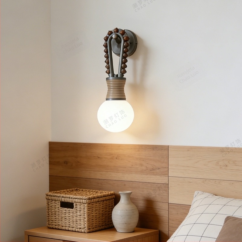 Zidna lampa u francuskom vintage stilu s mesinganim tijelom i staklenim sjenilom, dekorativno osvjetljenje za spavaću sobu i dnevni boravak