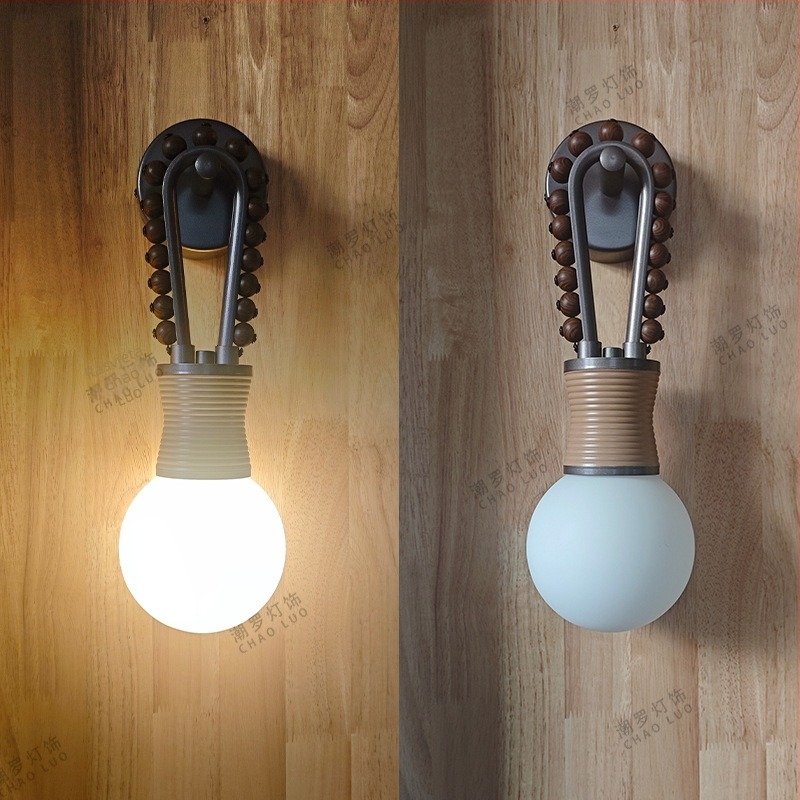 Zidna lampa u francuskom vintage stilu s mesinganim tijelom i staklenim sjenilom, dekorativno osvjetljenje za spavaću sobu i dnevni boravak