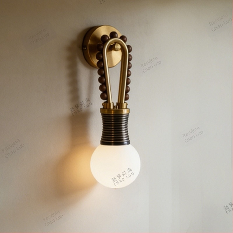 Zidna lampa u francuskom vintage stilu s mesinganim tijelom i staklenim sjenilom, dekorativno osvjetljenje za spavaću sobu i dnevni boravak