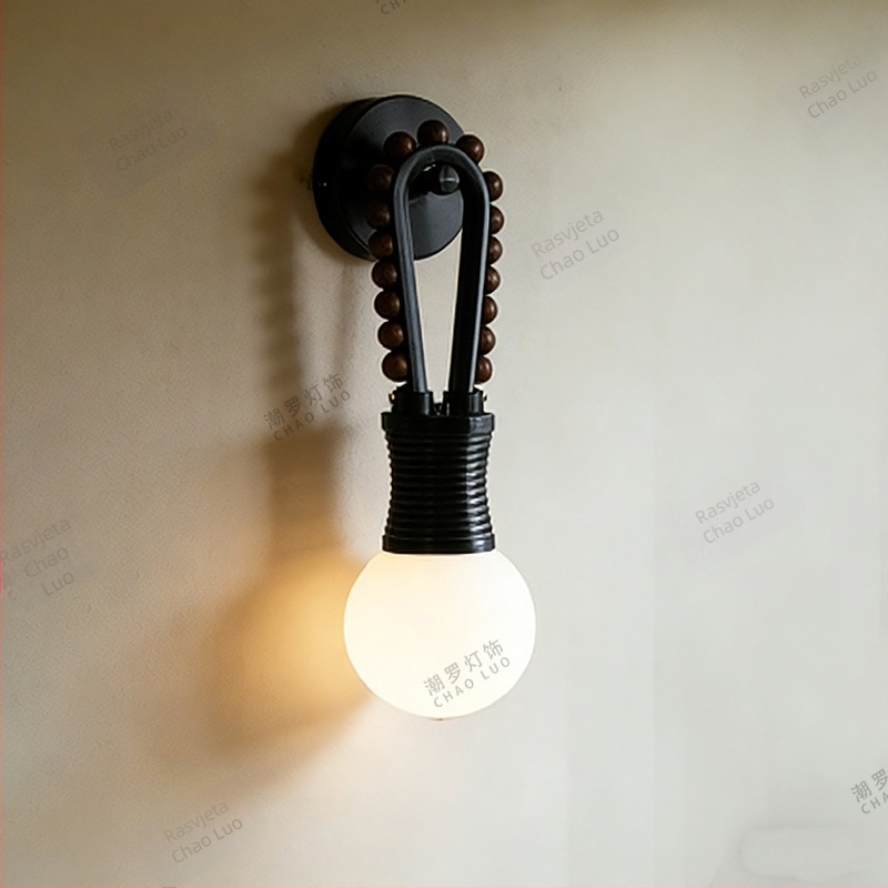 Zidna lampa u francuskom vintage stilu s mesinganim tijelom i staklenim sjenilom, dekorativno osvjetljenje za spavaću sobu i dnevni boravak