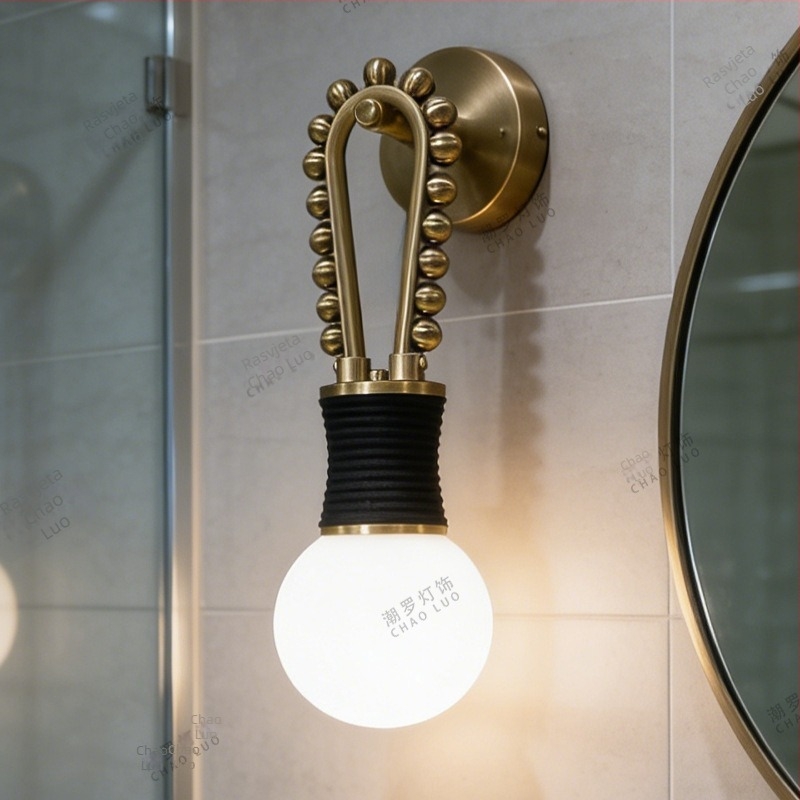 Zidna lampa u francuskom vintage stilu s mesinganim tijelom i staklenim sjenilom, dekorativno osvjetljenje za spavaću sobu i dnevni boravak