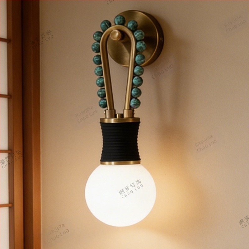 Zidna lampa u francuskom vintage stilu s mesinganim tijelom i staklenim sjenilom, dekorativno osvjetljenje za spavaću sobu i dnevni boravak