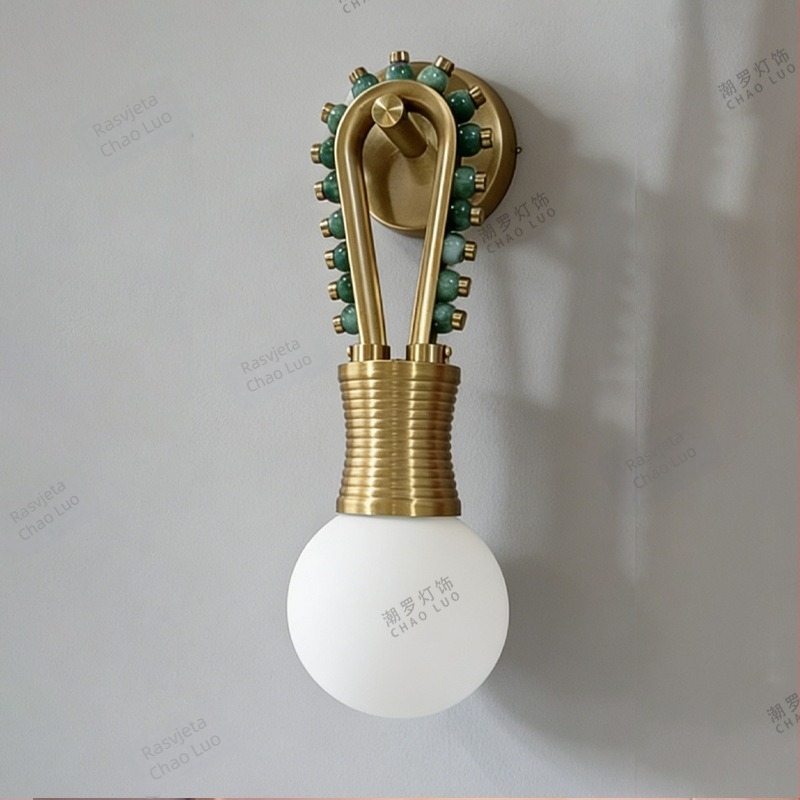 Zidna lampa u francuskom vintage stilu s mesinganim tijelom i staklenim sjenilom, dekorativno osvjetljenje za spavaću sobu i dnevni boravak