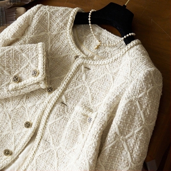 Kratko tweed kaput s rombom u pletenju i suptilnim sjajem, ženstveni elegantan stil