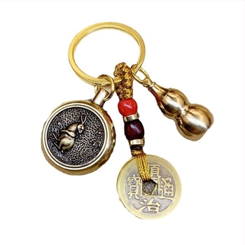 Latun ključ u rotaciji s dvanaest zodija i privjeskom s kovanicama pet cara