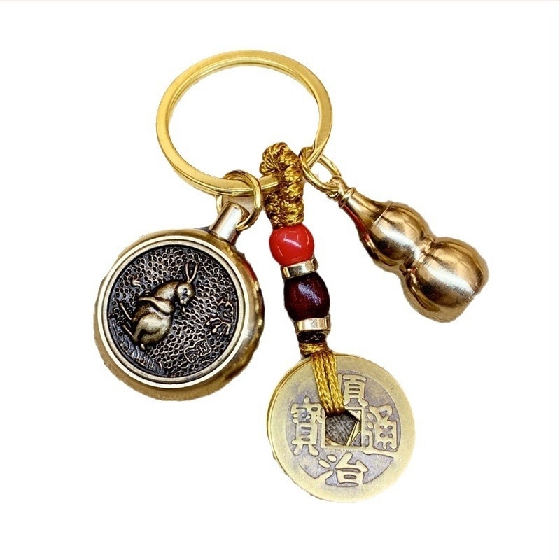 Latun ključ u rotaciji s dvanaest zodija i privjeskom s kovanicama pet cara