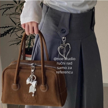 Ručno izrađeni metalni privjesak za torbu u obliku srca i privjesak za ključeve – minimalistički stil