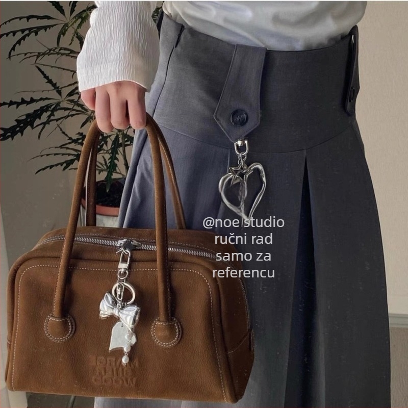 Ručno izrađeni metalni privjesak za torbu u obliku srca i privjesak za ključeve – minimalistički stil