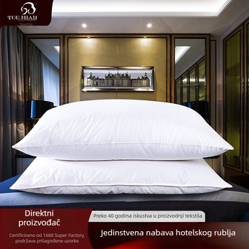 Hotelska jastuk od čistog pamuka s jezgom od pamuka i punjenjem od poliesterskog vlakna, pravokutnog oblika, visina 15–20 cm, mekan i udoban.