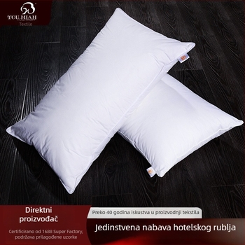 Hotelska jastuk od čistog pamuka s jezgom od pamuka i punjenjem od poliesterskog vlakna, pravokutnog oblika, visina 15–20 cm, mekan i udoban.