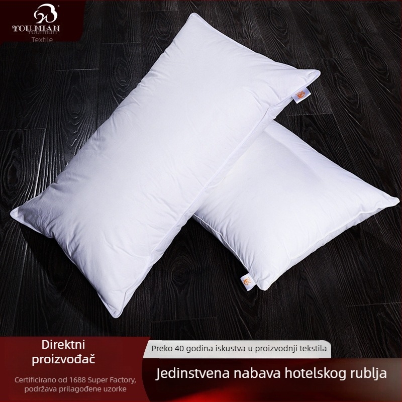 Hotelska jastuk od čistog pamuka s jezgom od pamuka i punjenjem od poliesterskog vlakna, pravokutnog oblika, visina 15–20 cm, mekan i udoban.