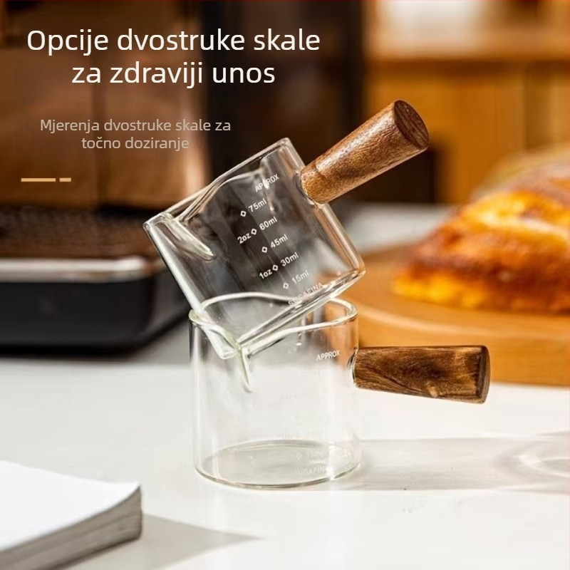Staklena posuda za mlijeko za espresso sa mernom skalom i drvenom ručkom, kapacitet 100 ml, minimalistički dizajn