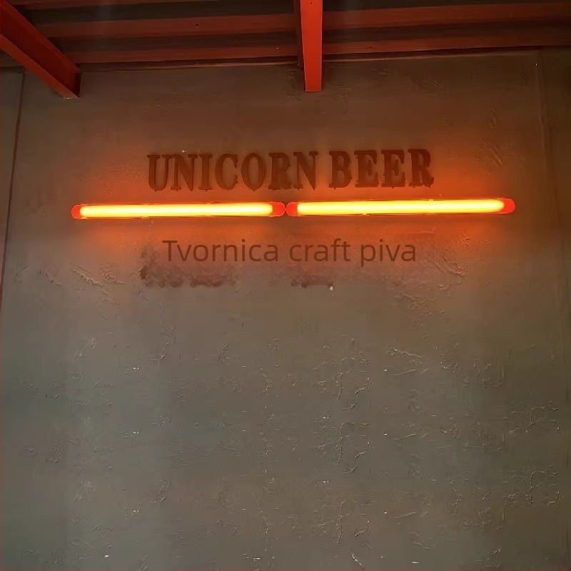 Vanjska vodootporna zidna svjetiljka u industrijskom stilu, duga, dizajnersko kreativno osvjetljenje za kafić, crvena retro loft atmosfera.