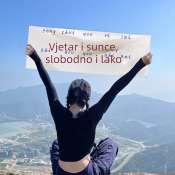 Vanjski kamping — mali ručni banner, moderan rekvizit za fotografije na putovanjima, teambuildingu, planinarenju i uz more