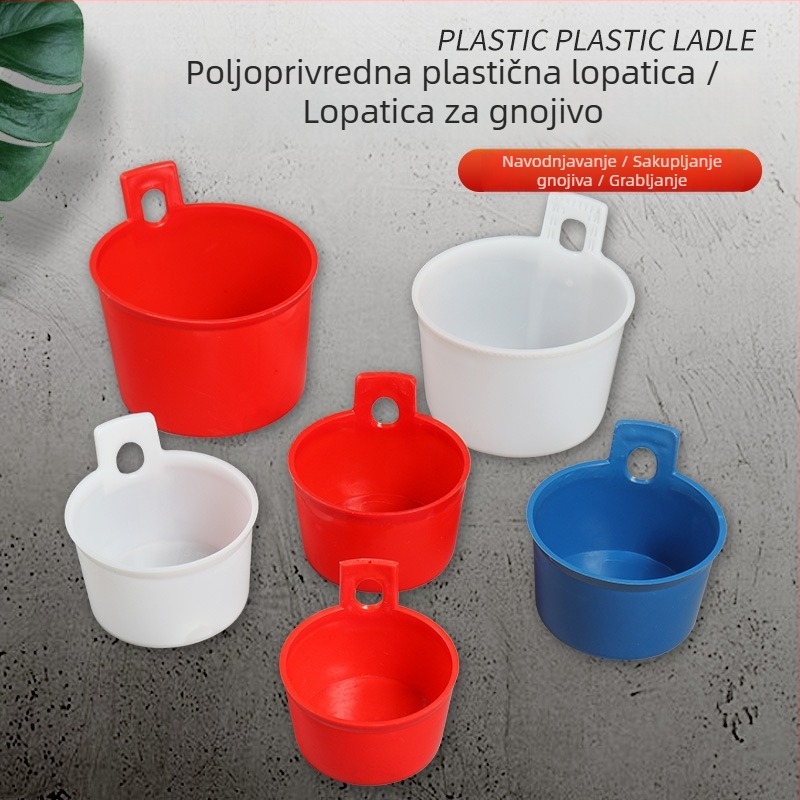 Plastična kašika za zalijevanje i prihranu biljaka u vrtu