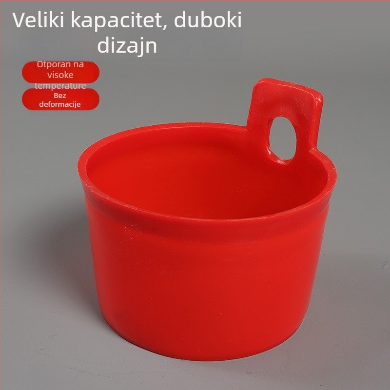 Plastična kašika za zalijevanje i prihranu biljaka u vrtu