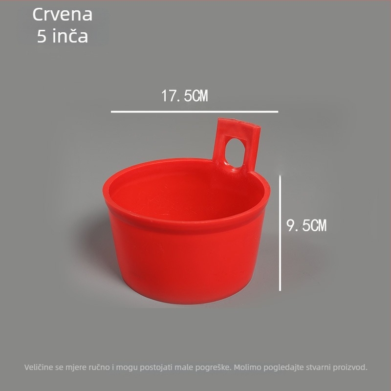 Plastična kašika za zalijevanje i prihranu biljaka u vrtu
