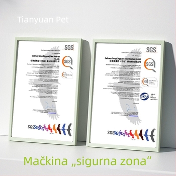 Mačja penjača u obliku žirafe sa grebalom i kućicom, kompaktan dizajn za male prostore