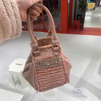 Ženska platnena tote torba s izvezenim slovima i resicom na ramenu