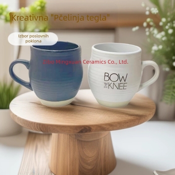 Keramička šalica u obliku pčele sa logom, kreativan stil, u različitim bojama, poslovni poklon