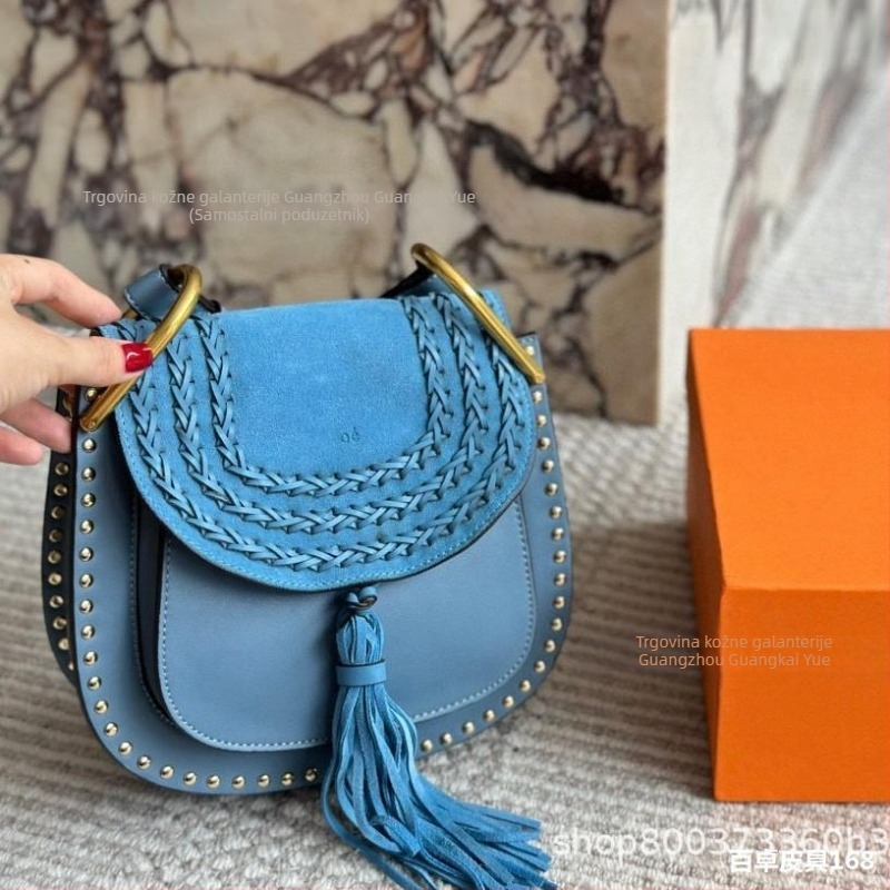 Matova nubuk koža crossbody torba s resicama, nitima i kopčom u obliku potkove — retro ženska torba