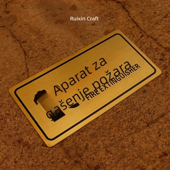 Znak sigurnosti za požar: hydrant i aparat za gašenje – metalna ploča s titanijskim premazom