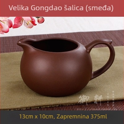 Autentična šalica od ljubičaste gline i veliki keramički čajnik s čajem dijelom i priborom za čajnu ceremoniju