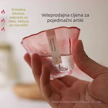 Roza staklena šalica za čaj i sake, japanski stil, motiv trešnje, latice cvijeta, ljubičasti prijelaz