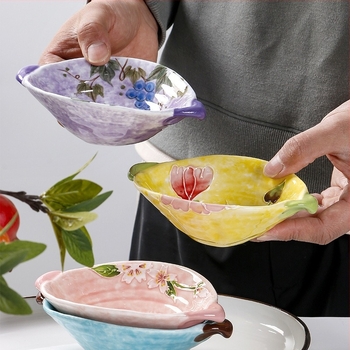 Porcelanska posuda za grickalice i deserte, ručno oslikana podglazurnom tehnikom s cvjetnim uzorkom, nepravilan oblik, promjer 15–16 cm, pogodna za mikrovalnu.