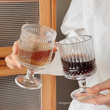 Stakleni goblet s reljefom suncokreta, vintage stil