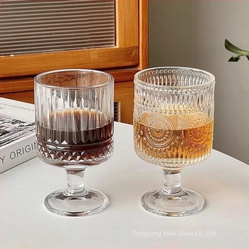 Stakleni goblet s reljefom suncokreta, vintage stil