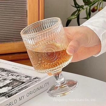 Stakleni goblet s reljefom suncokreta, vintage stil