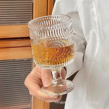 Stakleni goblet s reljefom suncokreta, vintage stil