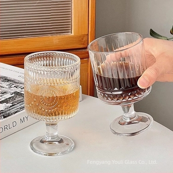 Stakleni goblet s reljefom suncokreta, vintage stil