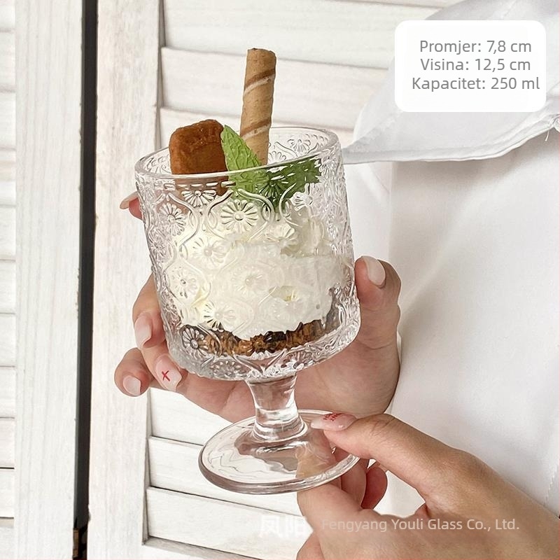 Stakleni goblet s reljefom suncokreta, vintage stil