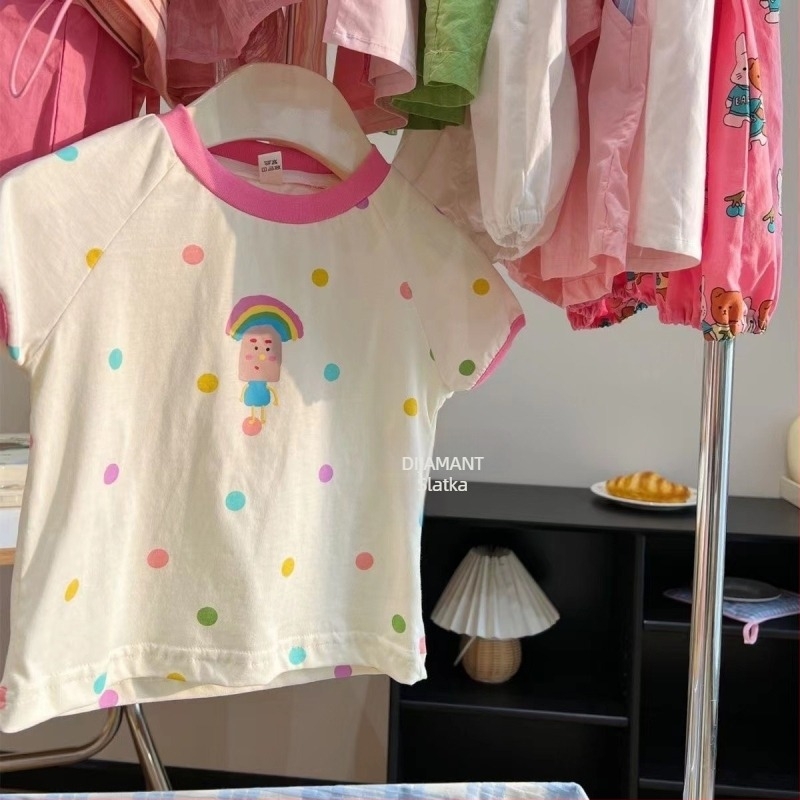 Ljetni dvodijelni komplet za djevojčice: kratka majica s kratkim rukavima i bloomers hlače s crtani uzorkom.