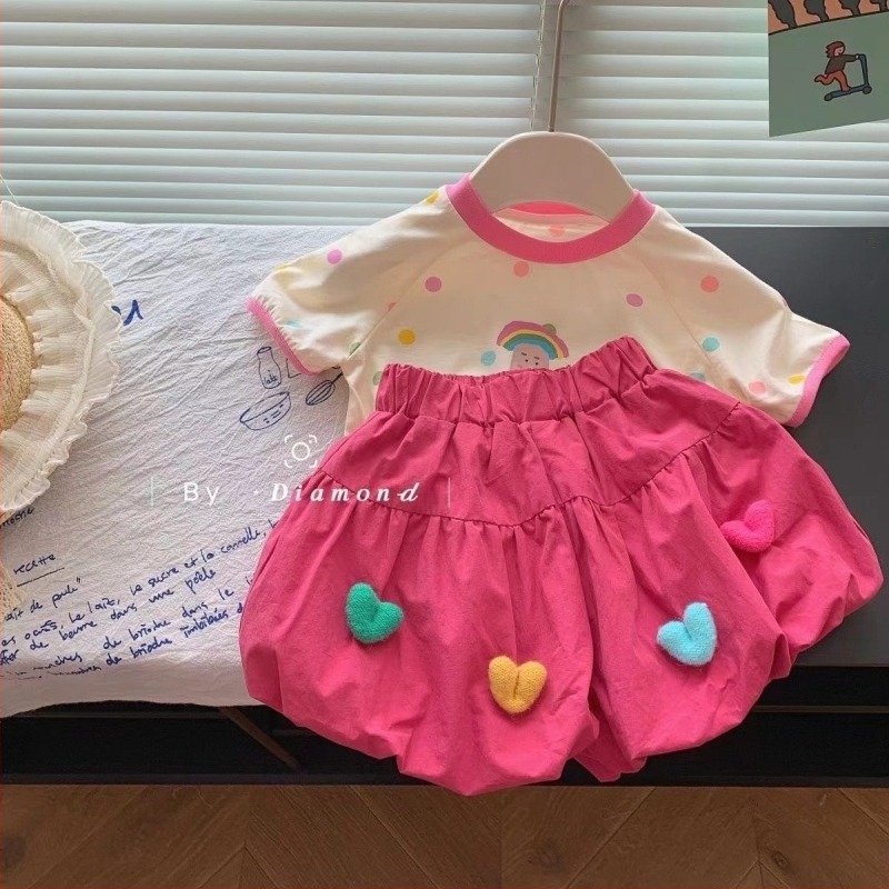 Ljetni dvodijelni komplet za djevojčice: kratka majica s kratkim rukavima i bloomers hlače s crtani uzorkom.