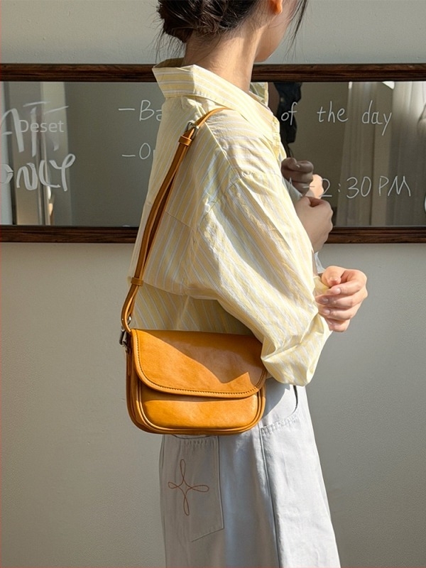 Sedlovna torbica od prve sloje goveđe kože, biljno kaljena, proljeće 2026, gradski minimalistično-retro crossbody za žene, kompaktna kožna torbica