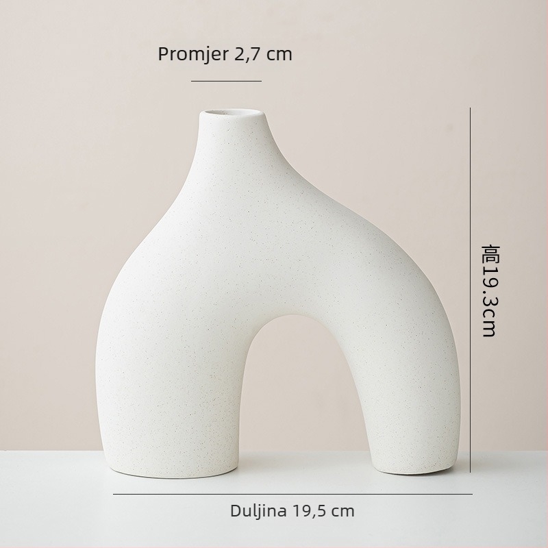 Boemski stil: troje bijelih keramičkih vaza s okruglim geometrijskim dizajnom, bez glazure