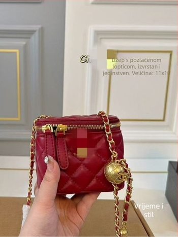 Mini crossbody torbica s dijamantnim šavom, inspirirana Chanelom, s lančićem s zlatnim kuglicama