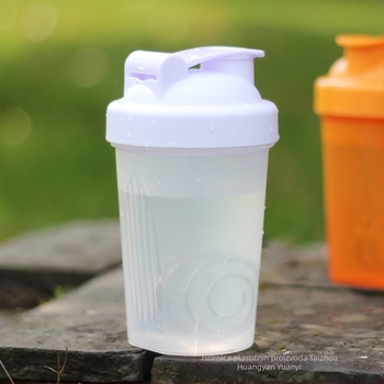 Plastična šejkerska čaša 400 ml za proteinski prah i milkshake, sportska miješalica