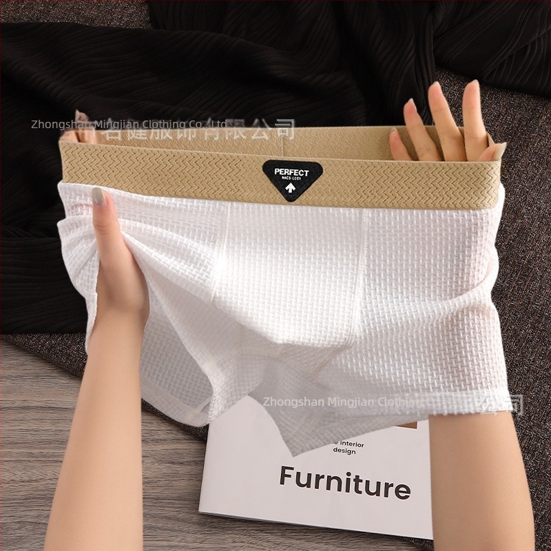 Muške bokserice od ice-silk materijala, jednobojne, bez etikete, udobne i nježne na dodir.