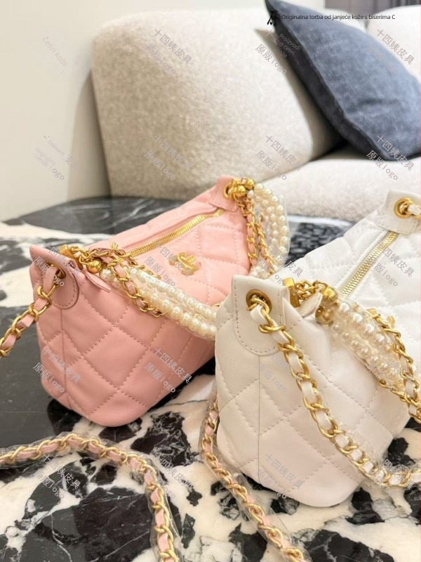 Xiangjia torbica od ovčje kože s lancem od perli i romboidnom vezenjem — vintage mala crossbody torbica za žene, proljeće 2026